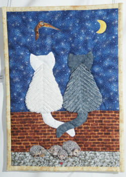 Verliebte Katzen bei Nacht